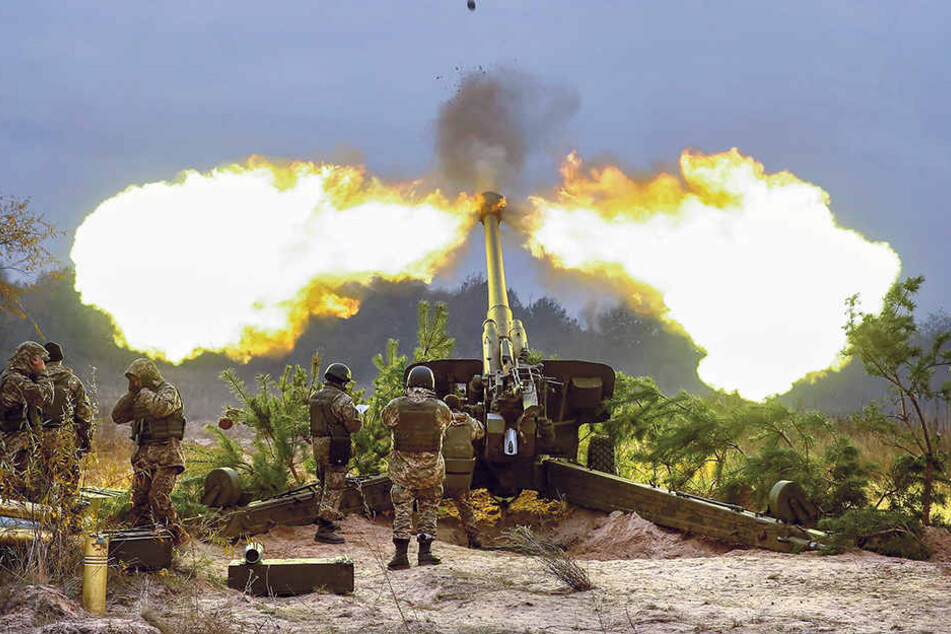 Ukrainische Artillerie feuert auf Stellungen russischer Separatisten. Seit
2014 tobt im Osten der Ukraine dieser Konflikt.