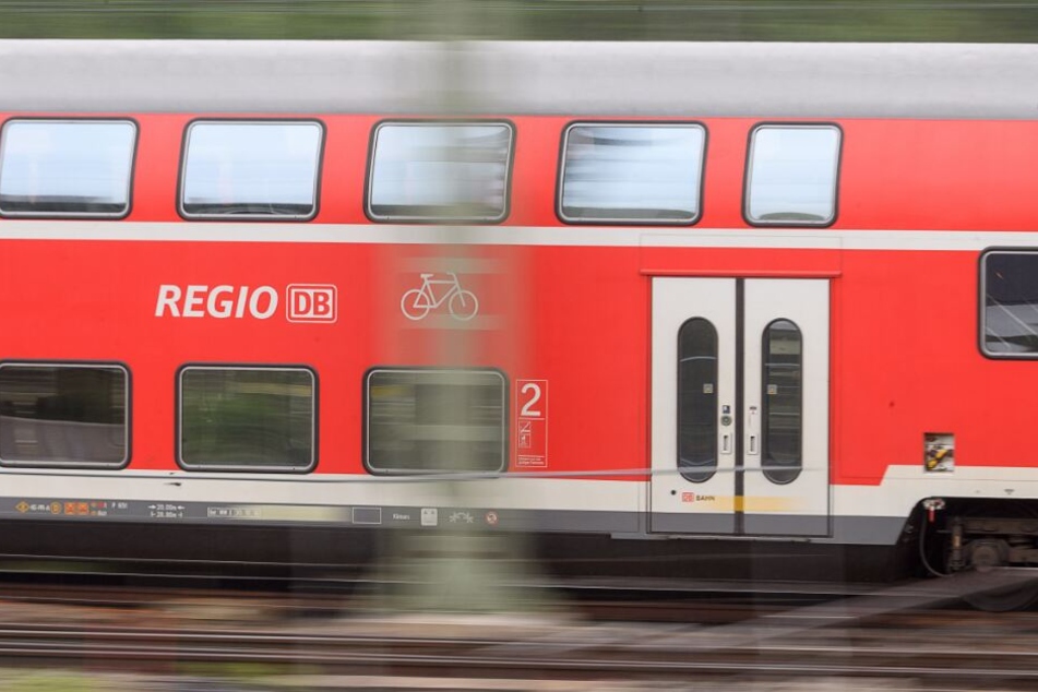 Über zwei Stunden mussten die Passagiere in dem Zug ausharren. (Symbolbild)