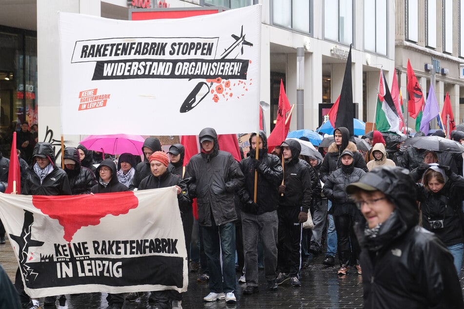 Sie protestierten gegen die Ansiedlung des US-Rüstungskonzerns Covenant der ab 2027 in Leipzig weitreichende Marschflugkörper produzieren will.