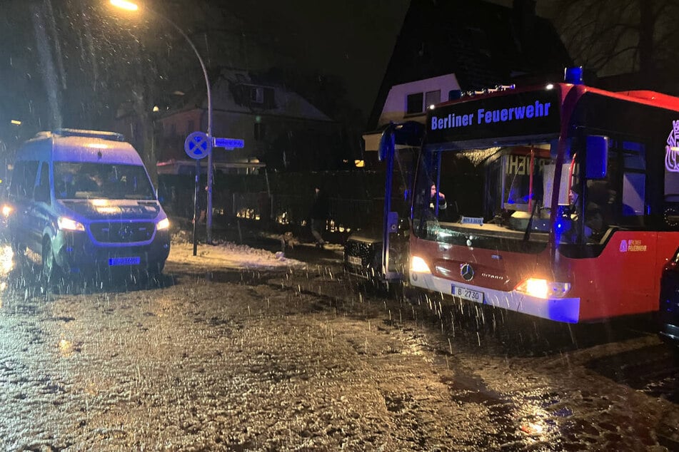 Vor der Grundschule in Berlin-Schmargendorf steht ein Kältebus der Feuerwehr bereit, in dem sich die wartenden Eltern aufwärmen konnten.