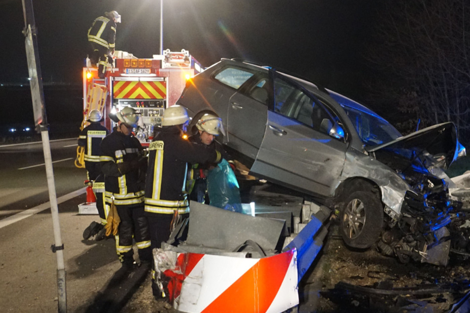 Zwei Schwerverletzte auf A8: Kombi landet völlig demoliert auf der Leitplanke