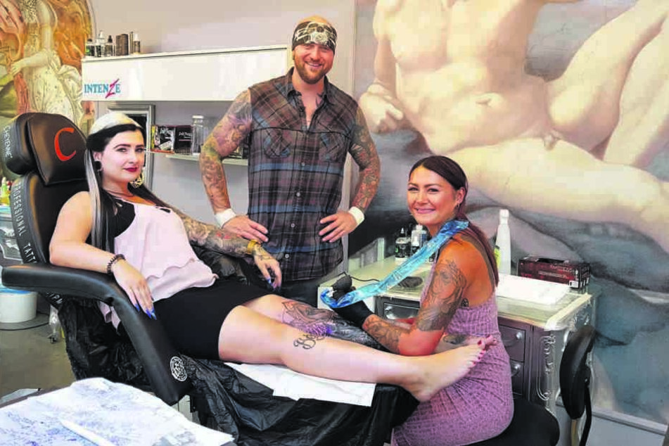 Bloggerin Lyn Künstner (28) lässt sich im Zwickauer Studio des Tattoo-Papstes Randy Engelhard (41) von Tätowiererin Peggy-Lou (31) ihr Bein verschönern.