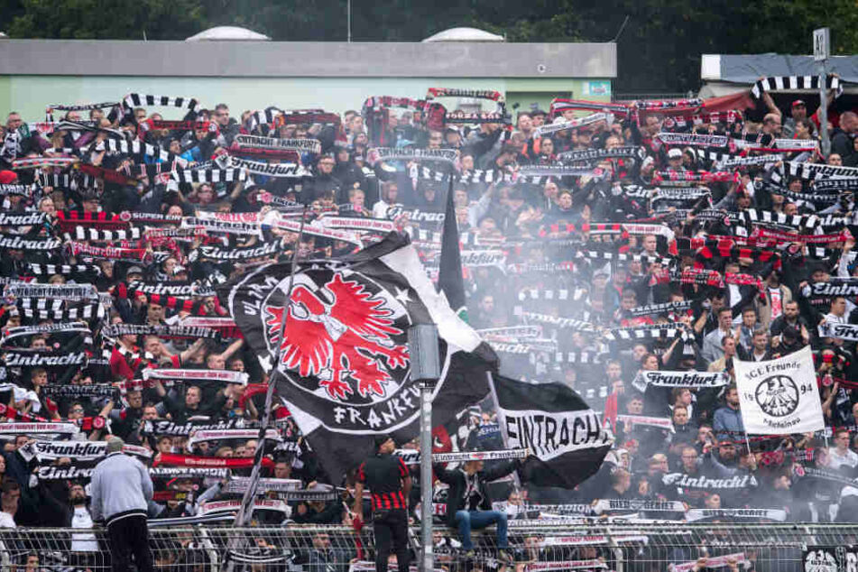 Die Fans feiern, doch ein Eintracht Fan schwebt jetzt in Lebensgefahr. (Symbolbild)