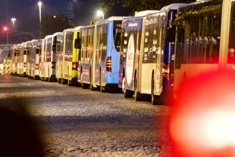 Busse stehen am frühen Morgen des ersten Sterntages vor dem zentralen Bustepot in Offenbach.