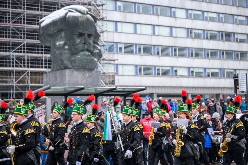 Fast 1000 Teilnehmer - 605 Uniformträger, 367 Bergmusiker und 20 Bergsänger/-innen - nahmen an der Parade teil.