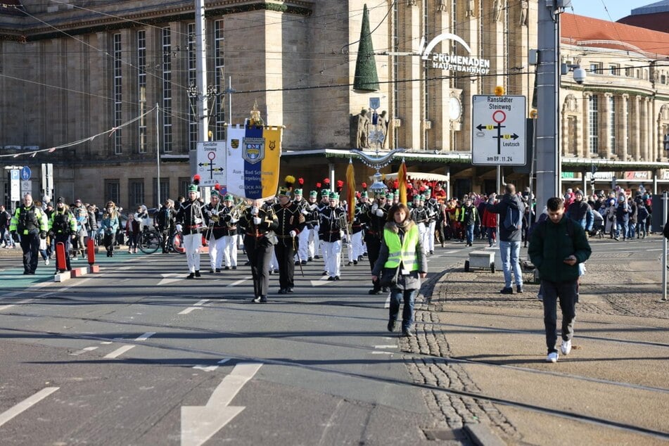 In einer Kutsche wurde er mit musikalischer Untermalung in die Innenstadt gebracht.