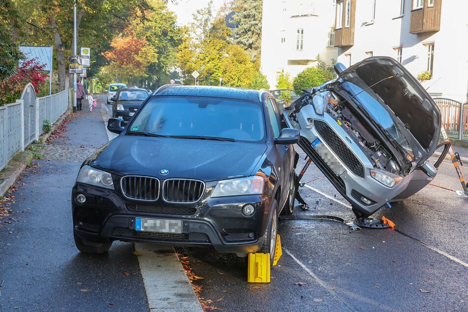 Ford bleibt auf BMW hängen: Spektakulärer Auffahrcrash in Sachsen