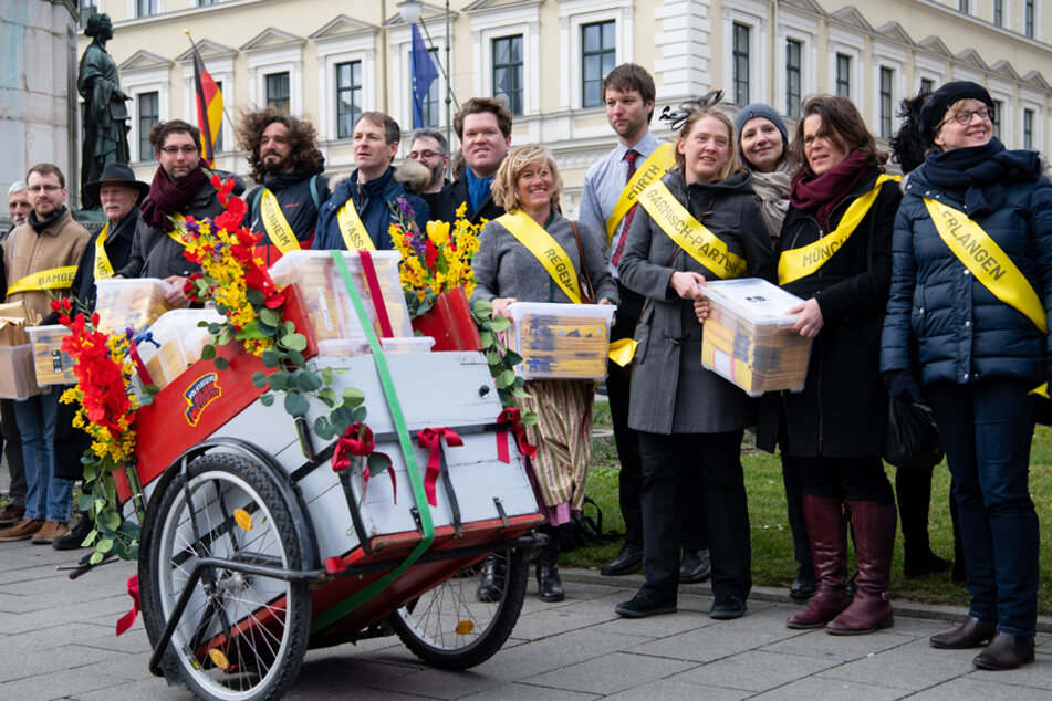 Die Initiatoren des Volksbegehrens "Mietenstopp" bei einer Demonstration vor dem bayerischen Innenministerium. (Archiv)