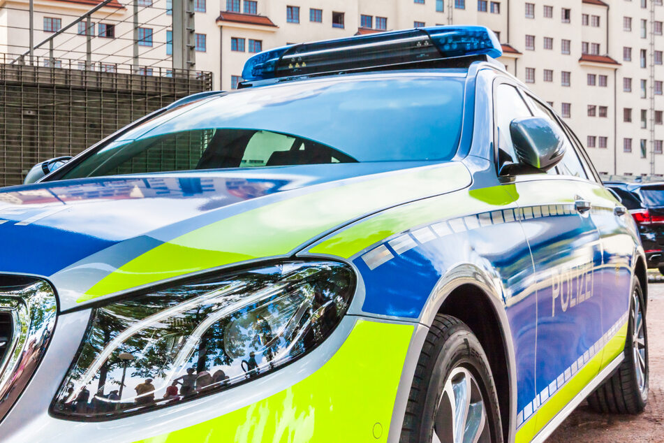 Die Polizei nahm die Ermittlungen gegen fünf Teenager auf, die zwei Kinder (12, 13) an der Dresdner Haltestelle "ausgeraubt" hatten. (Symbolbild)