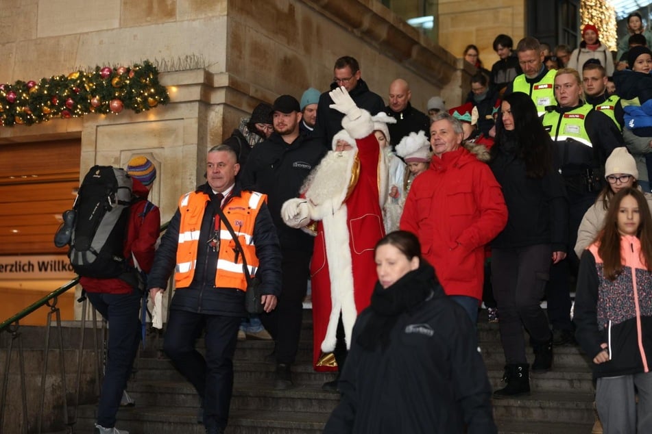 Er wurde von der Polizei durch die Menge begleitet.