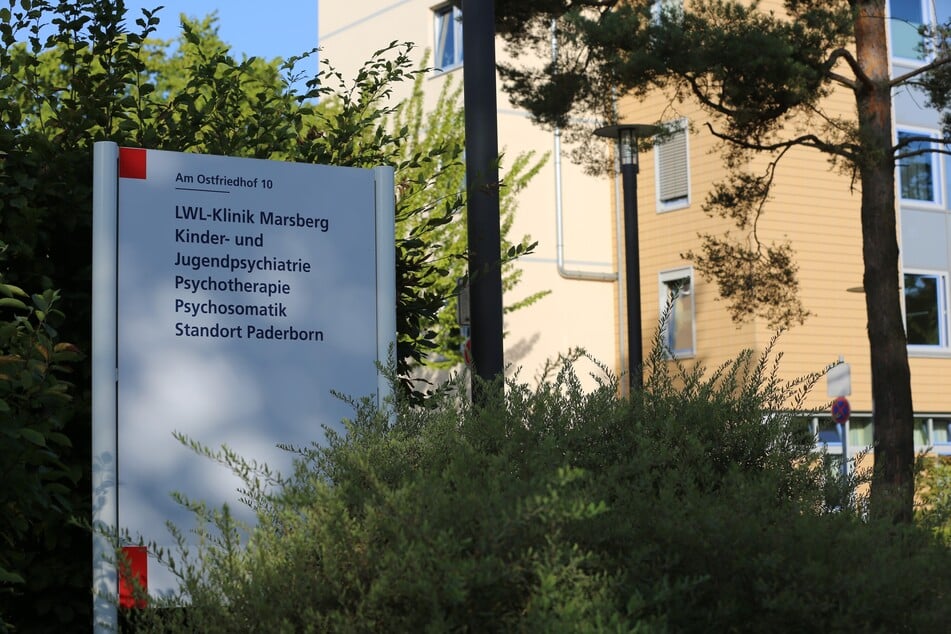 Brutale Attacke: 13-Jährige sticht in Psychiatrie auf Pflegerin ein und verletzt Opfer lebensgefährlich