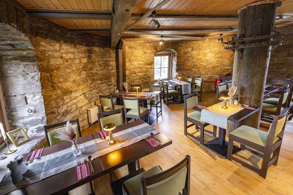 Blick in den Gastraum in der ersten Etage der Mühle.