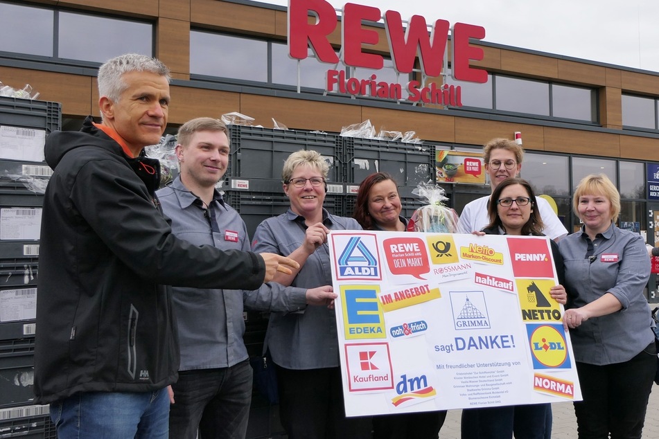 Die ersten der 230 Präsente ging an die Verkäufer selbst.