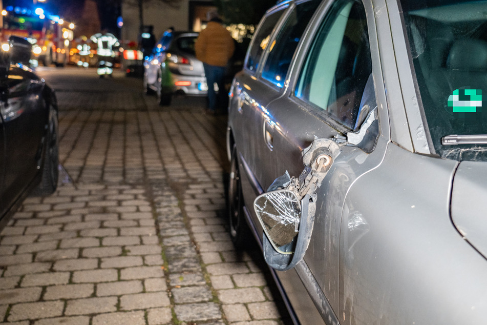 Der rechte Außenspiegel des Autos wurde beim Zusammenstoß mit der Seniorin aufgrund der Wucht schwer beschädigt.