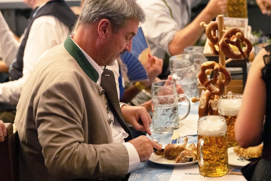 #Soederisst ... das halbe Hähnchen mit Messer und Gabel. Kennt man eigentlich eher von den Besuchern, die nicht aus Bayern stammen.