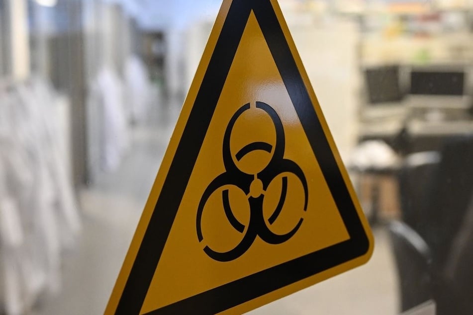 Rund 200 Menschen, die möglicherweise Kontakt mit der jungen Frau hatten, wurden vorsorglich unter Quarantäne gestellt. (Symbolbild)