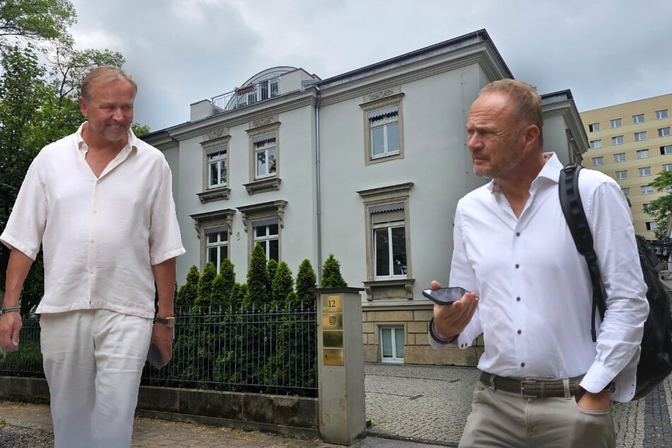 Locker und lässig: Nach Vertragsunterzeichnung verließen die beiden Millionäre Oliver Kreider (60, l.) und Thomas Bohn (58) am Nachmittag den Notarsitz (Hohe Straße in Plauen) wieder.
