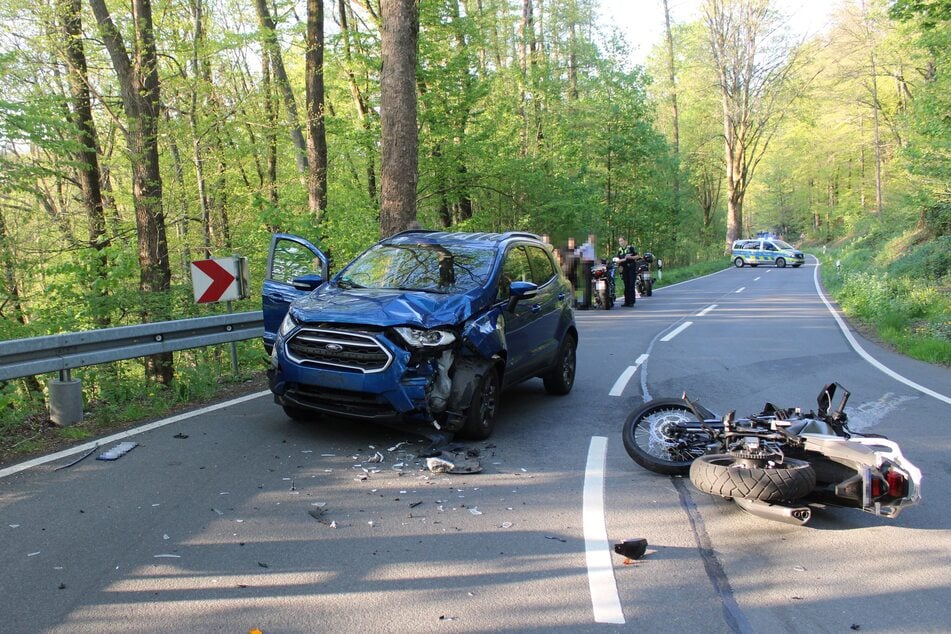 Sowohl der Ford also auch die Honda-Maschine waren nach dem Crash nicht mehr fahrbereit und mussten abgeschleppt werden.
