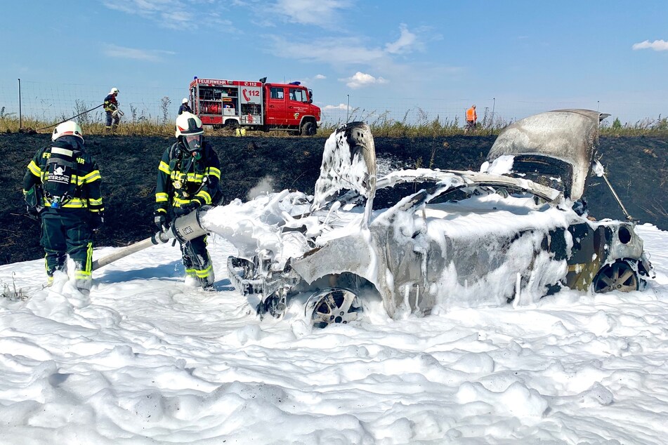 Ein Bad in Löschschaum. Die Kameraden der Feuerwehr konnten das Feuer am Wagen und dem Grünstreifen schließlich löschen.