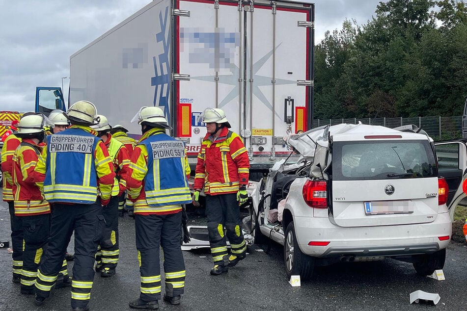 Unfall A8: Tödlicher Unfall auf A8: Skoda rast ungebremst unter stehenden Lkw