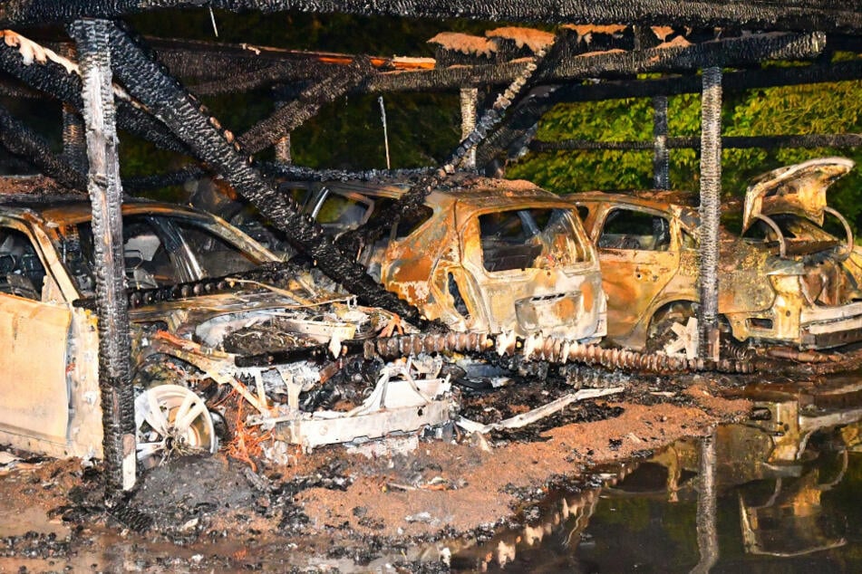 Mehrere Autos liegen in Schutt und Asche.