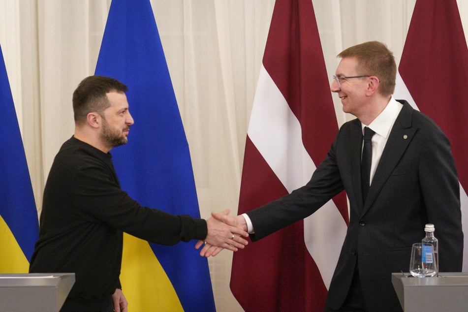 Wolodymyr Selenskyj (45, l.), Präsident der Ukraine, und Edgars Rinkevics (50), Präsident von Lettland, geben sich nach ihrer gemeinsamen Pressekonferenz die Hand. Die Ukraine erhält von dem Land weitere Militärhilfen.