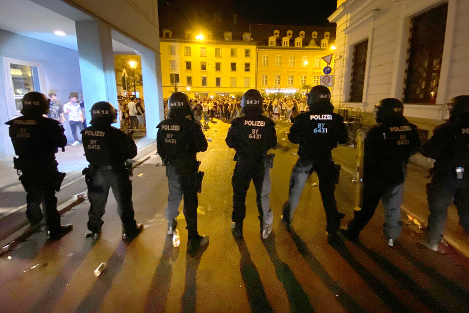 Die Polizei hat in der Nacht zu Sonntag eine Ansammlung von hunderten Feiernden in Augsburg aufgelöst.