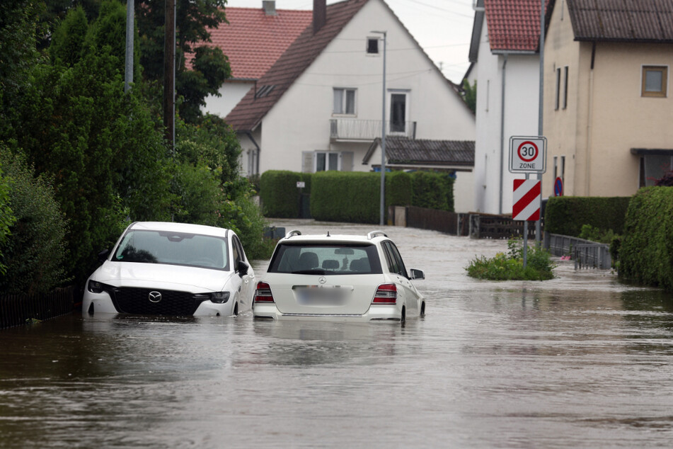 In Offingen in Schwaben wird ein Feuerwehrmann nach einem Hochwasser-Einsatz vermisst.