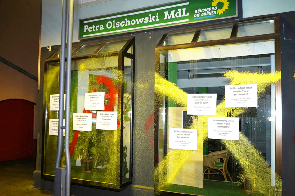 Wahlkreisbüro der Grünen mit Farbe beschmiert: Ministerin lädt zum Gespräch