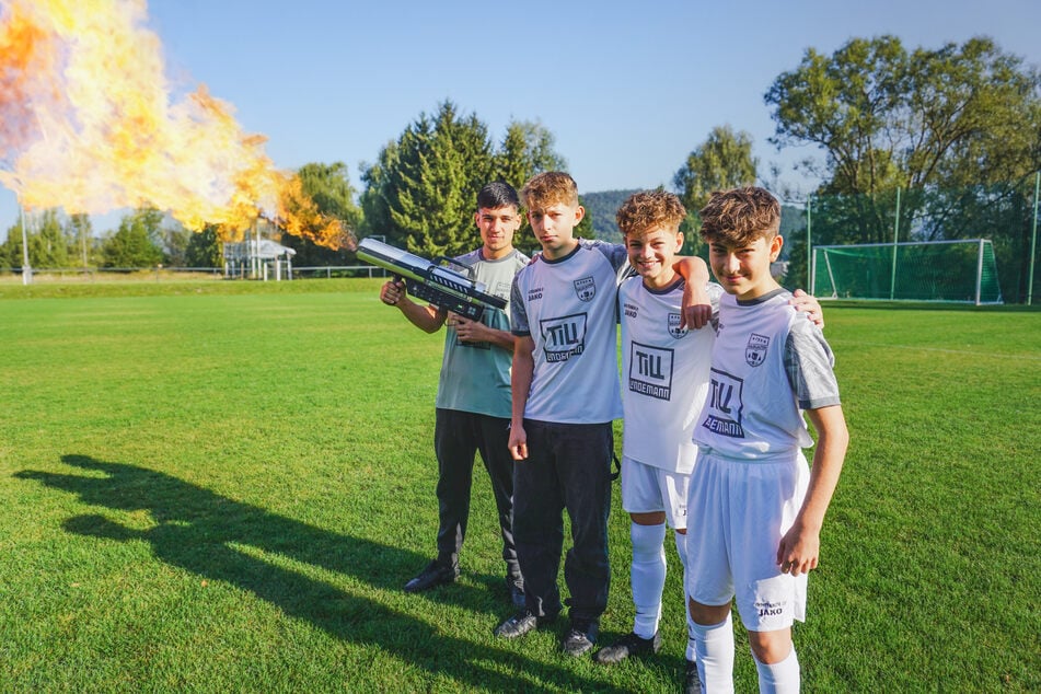 "Feuer frei" mit den neuen Trikots: Jeremy Weisheit, Trainer der C-Jugend des FSV Goldlauter, mit Flammen-Werfer und die Nachwuchskicker Richard, Theodor und David (von links).