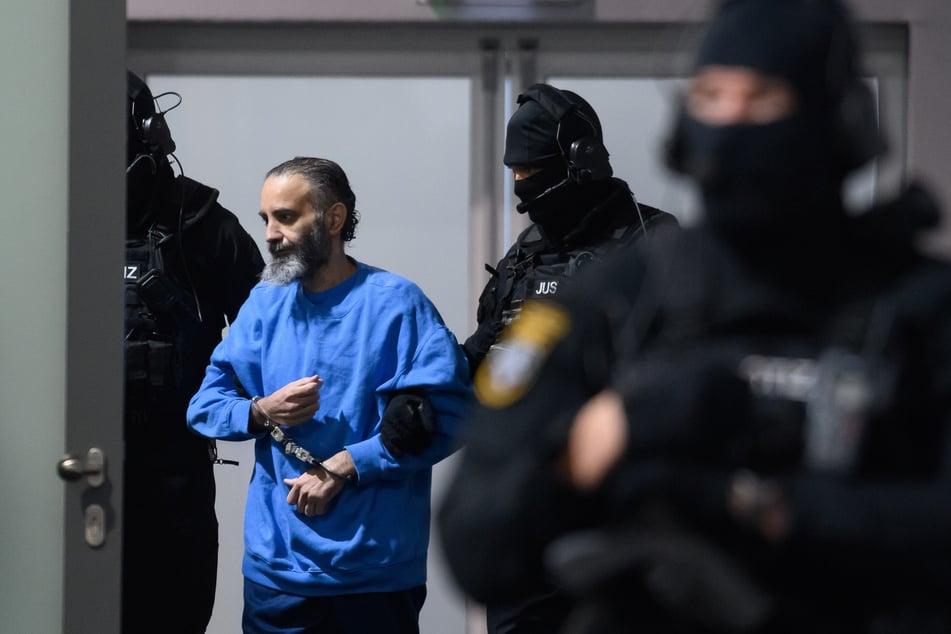 Der ehemalige Arzt befindet sich derzeit in Untersuchungshaft und wird streng bewacht.