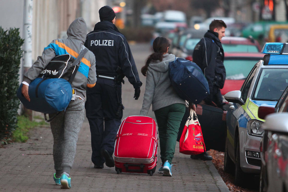Abgelehnte Asylbewerber werden von der Polizei zum Transport zum Flughafen abgeholt. (Archivfoto)