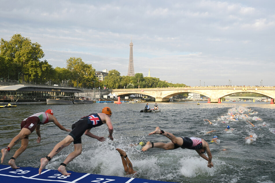 Hier springen die Athleten noch in den Fluss der französischen Hauptstadt.