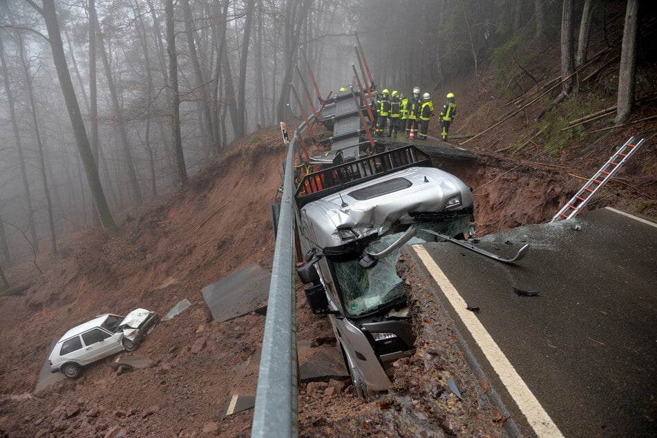 Ein Streckenabschnitt der Kreisstraße 29 bei Kordel in Rheinland-Pfalz sackte am Montagmorgen plötzlich ein.