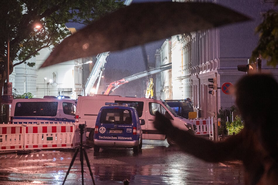 Die Retter kämpfen auch im Regen weiter.
