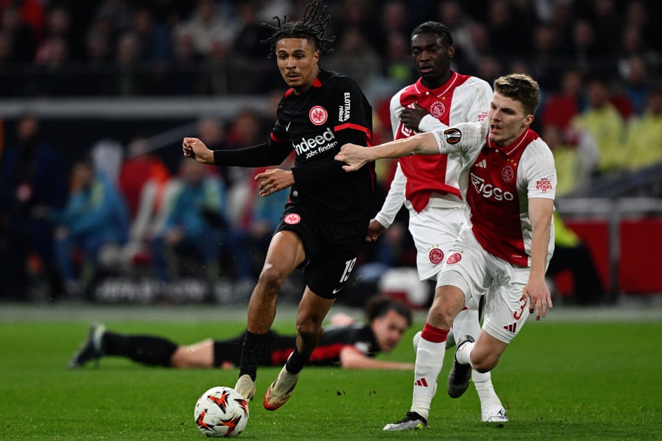 In der Europa League 2024/25 standen sich Eintracht Frankfurt und Ajax Amsterdam mit Anton Gaaei (r.) auf dem Platz gegenüber. Jetzt könnte der Däne an den Main wechseln.