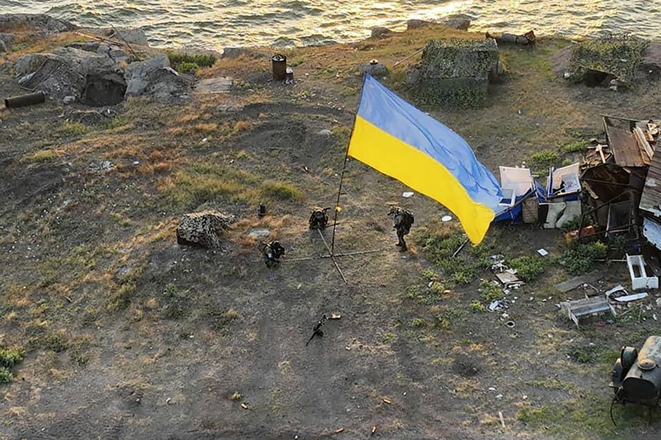 Ukrainische Soldaten bringen im Juli 2022 die ukrainische Staatsflagge auf der Schlangeninsel im Schwarzen Meer an.