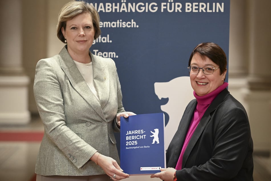 Landesrechnungshof-Präsidentin Karin Klingen (59, r.) übergab den Jahresbericht 2025 am Donnerstag an Cornelia Seibeld (51, CDU), Präsidentin des Abgeordnetenhauses.