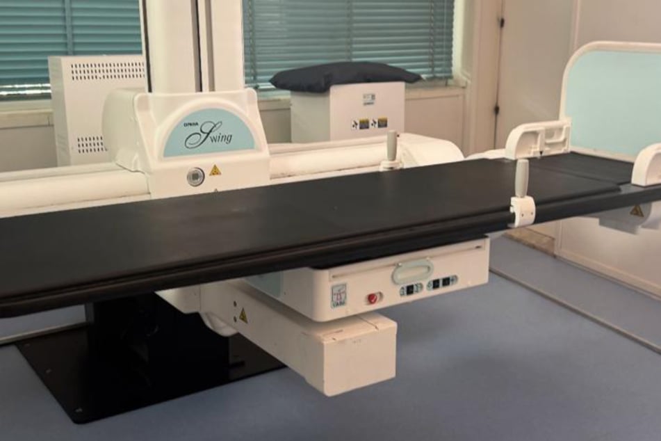 Alenas Finger wurde im Krankenhaus geröntgt, anschließend wurde sie in eine andere Klinik geschickt - zu einem überforderten Arzt.