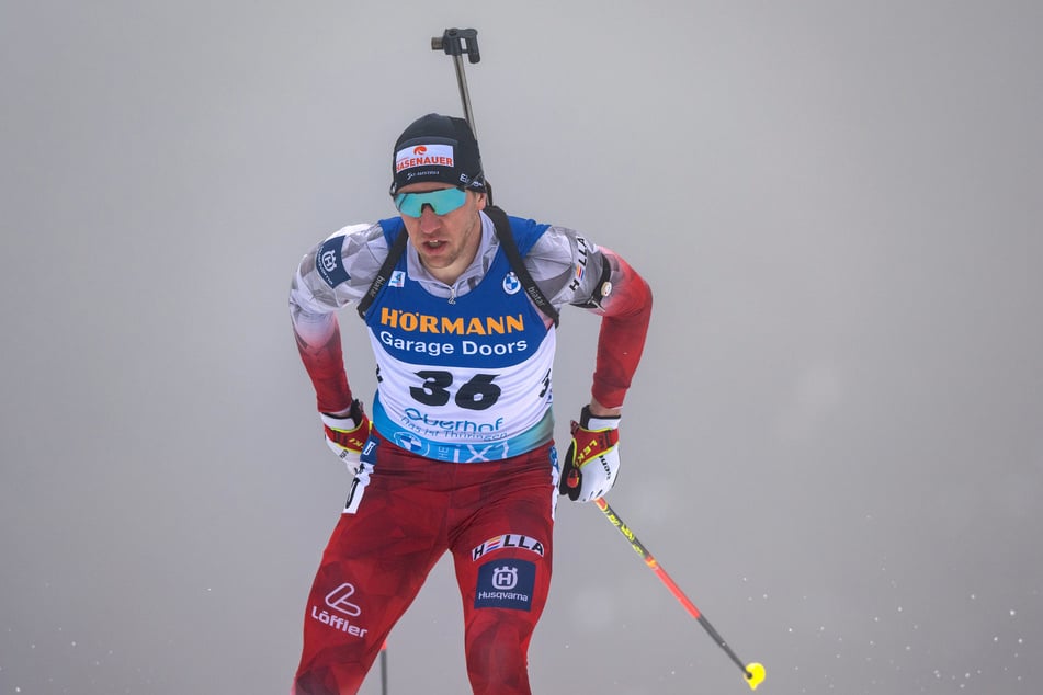 Als Einzelstarter konnte David Komatz im Weltcup nur einmal in die Top Ten vordringen, in der Staffel überzeugte er aber regelmäßig und hat zwei WM-Medaillen zu Hause hängen.