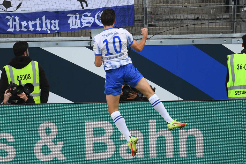Herthas Jurgen Ekkelenkamp (21) feiert seinen Treffer zum 2:0 gegen Eintracht Frankfurt. Der "Fliegende Holländer" hat erneut kurz nach seiner Einwechslung zugeschlagen.
