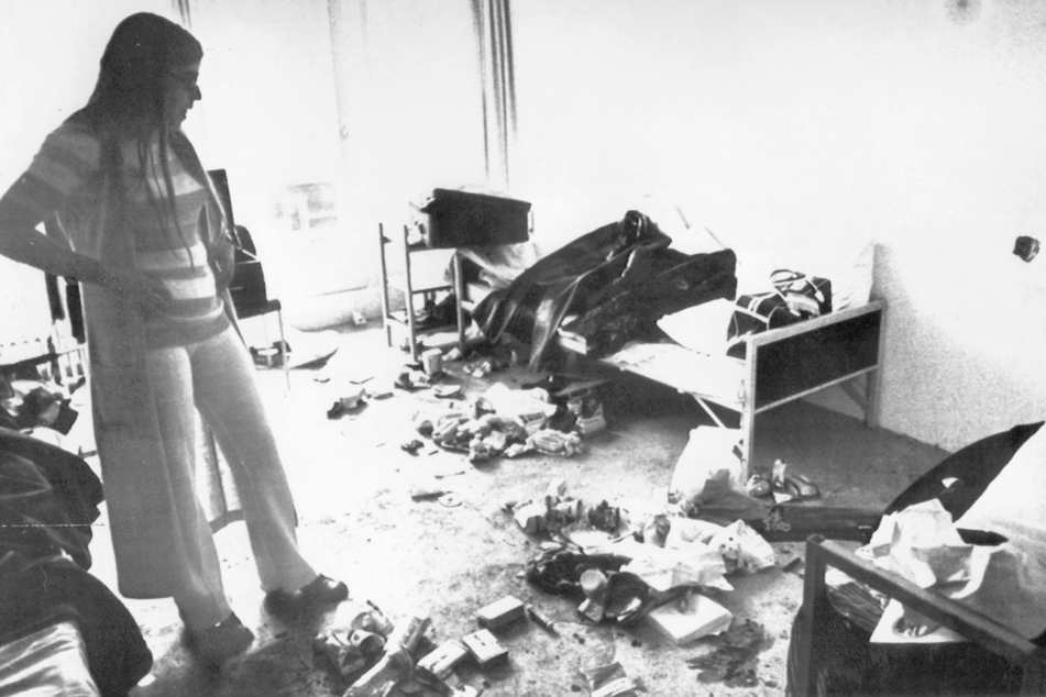 Ankie Spitzer, die Witwe des von arabischen Terroristen ermordeten israelischen Fechttrainers Andre Spitzer, steht am 9. September 1972 fassungslos in dem verwüsteten Raum, in dem palästinensische Terroristen neun israelische Sportler festhielten.