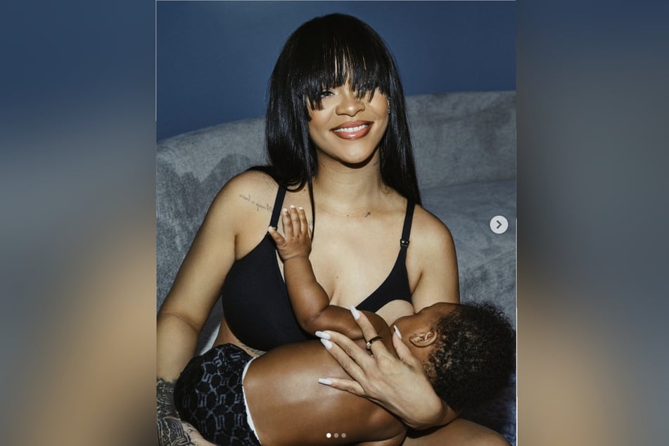 Der Mutterschafts-BH von Rihanna (35) kommt offenbar bei ihrem Sohn "RZA" (1) gut an.