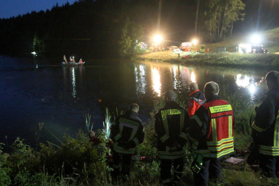 Bis in die Nacht suchten am Freitag die Rettungstaucher den See ab.