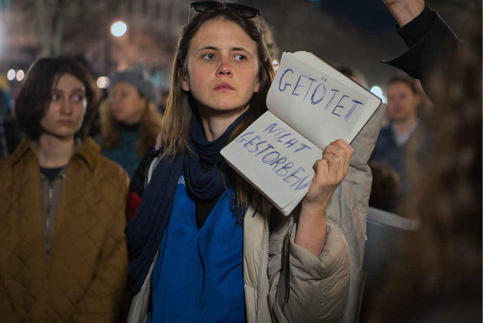 Die Menschen protestierten vor der Botschaft auch gegen das russische Regime.