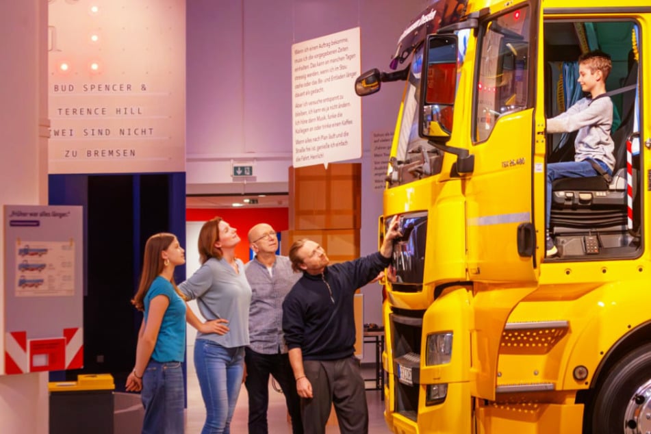 Oldtimer und moderne Trucks vereint im Verkehrsmuseum.