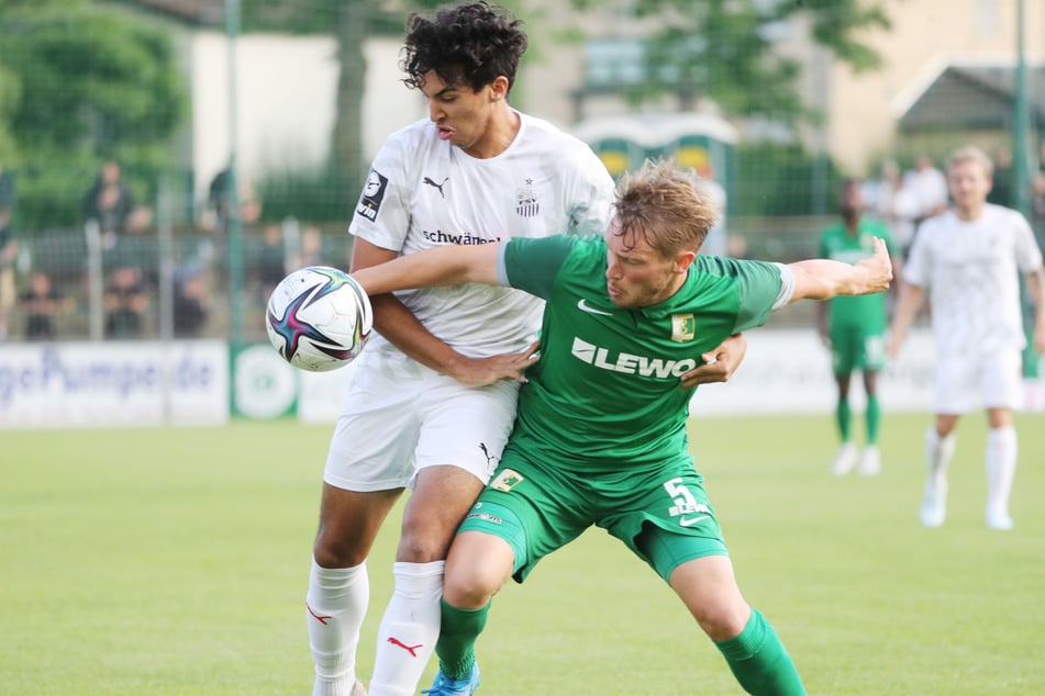 FSV-Testspieler Johan Gomez (links) im Duell mit BSG-Kicker Florian Brügmann.