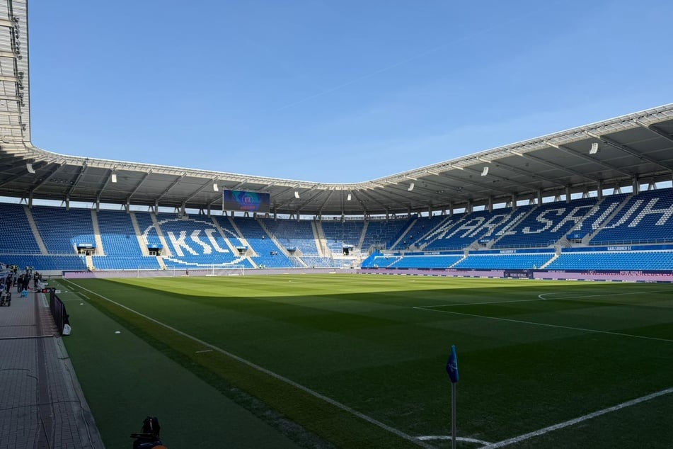 Die Ruhe vor dem Sturm: Zwei Stunden vor Anpfiff sind die Ränge im BBBank Wildpark noch leer.