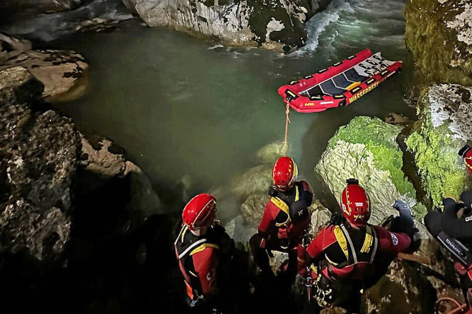 Körper unter Stein verkeilt: 17-Jähriger stirbt bei Kajakunfall