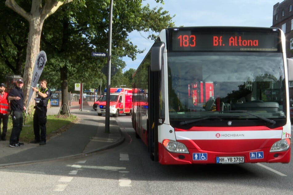 Bei der Vollbremsung eines Linienbusses wurden am Donnerstag in Hamburg drei Menschen verletzt. Ein Mann erlitt einen Beinbruch.